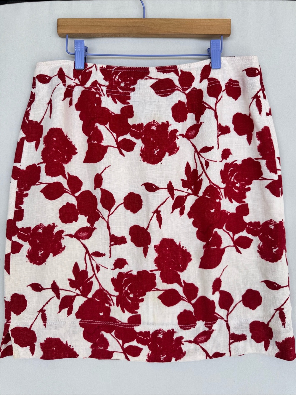 Peter Nygard White Linen Skirt with Red Floral Print